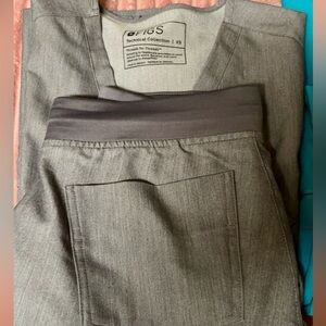 XS FIGS scrub set, gray, excellent condition, non smoke no animal home